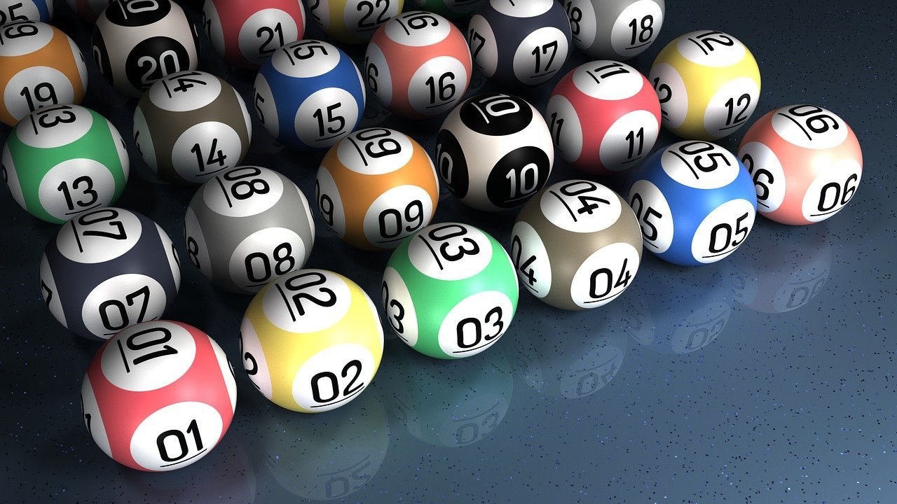 Paulo Diniz diniz / Pixabay Bolas de sorteio com colorações e numerações diferentes entre si.