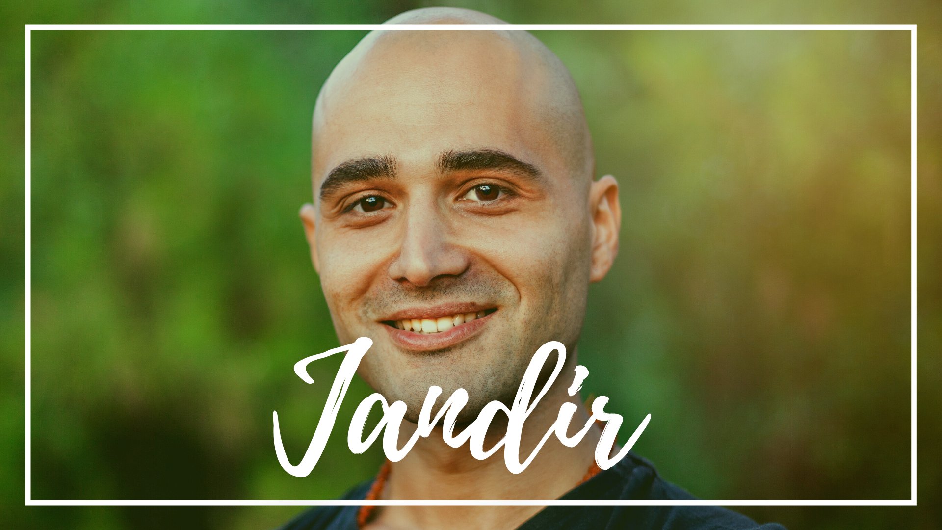 Circle Creative Studio de Getty Images Pro / Canva / Mensagens Com Amor Um homem careca sorrindo.