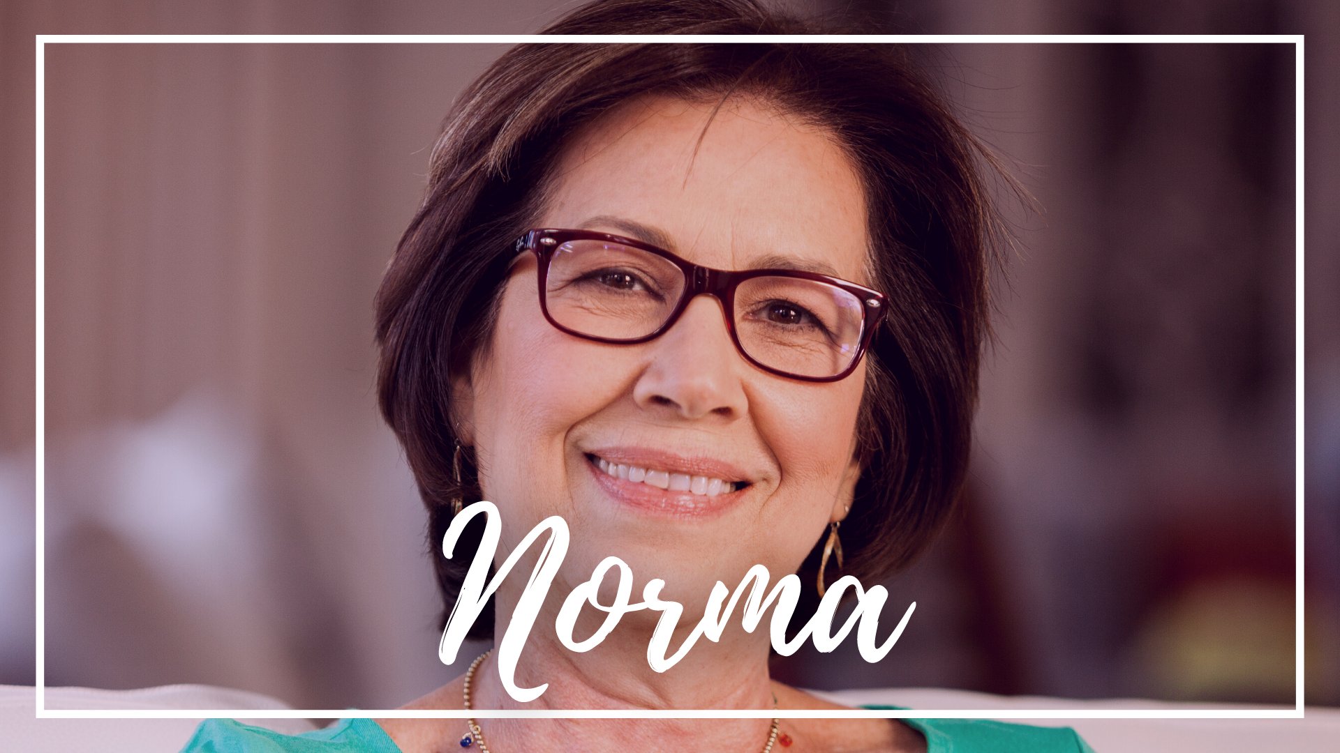 jmsilva de Getty Images Signature / Canva / Mensagens Com Amor Uma mulher de óculos sorrindo.
