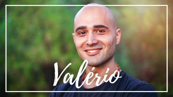 Mensagens Com Amor / Canva Homem sorrindo e olhando para frente