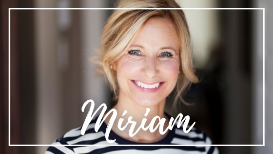 Mensagens Com Amor / Canva Mulher olhando pra foto e sorrindo