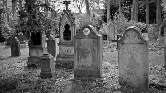Cemitério em foto preta e branca