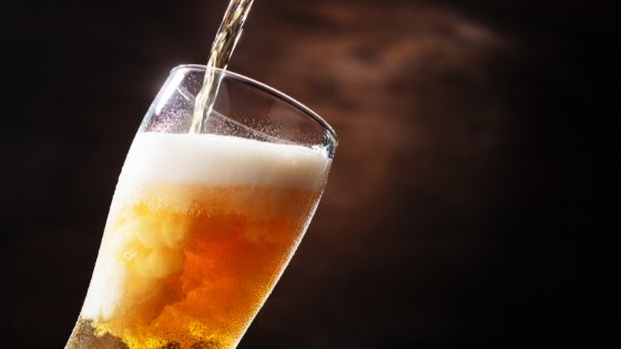 Cerveja sendo colocada em copo