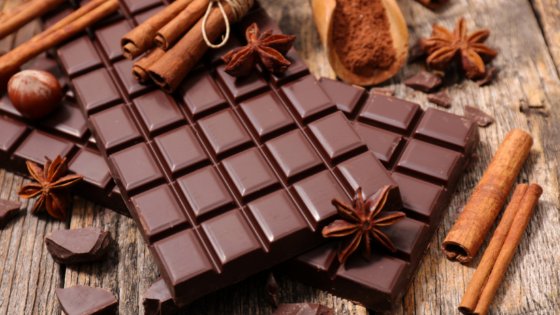 Margouillatphotos /Getty Images Pro / CanvaPro / Mensagens Com Amor Barras de chocolate com temperos visto de cima em mesa