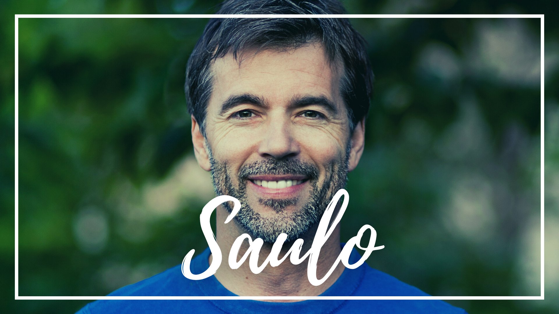 NADOFOTOS de Getty Images Pro / Canva / Mensagens Com Amor Um homem branco de cabelos grisalhos sorrindo.