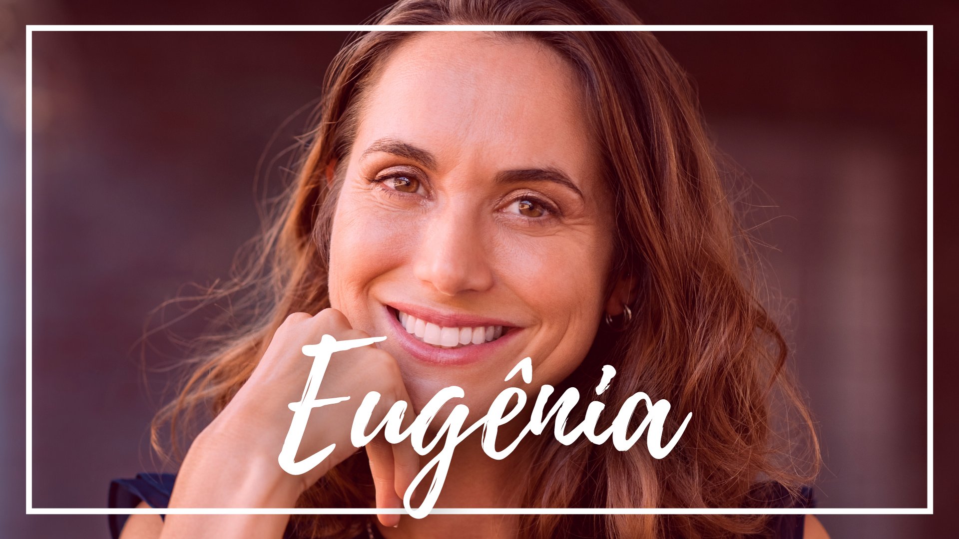 Ridofranz de Getty Images Pro / Canva / Mensagens Com Amor Uma mulher loira sorrindo. Ela coloca sua mão direita sobre seu queixo.