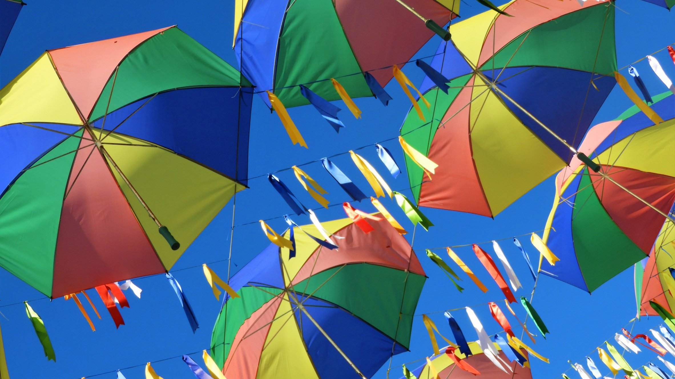 guarda-chuvas coloridos no céu