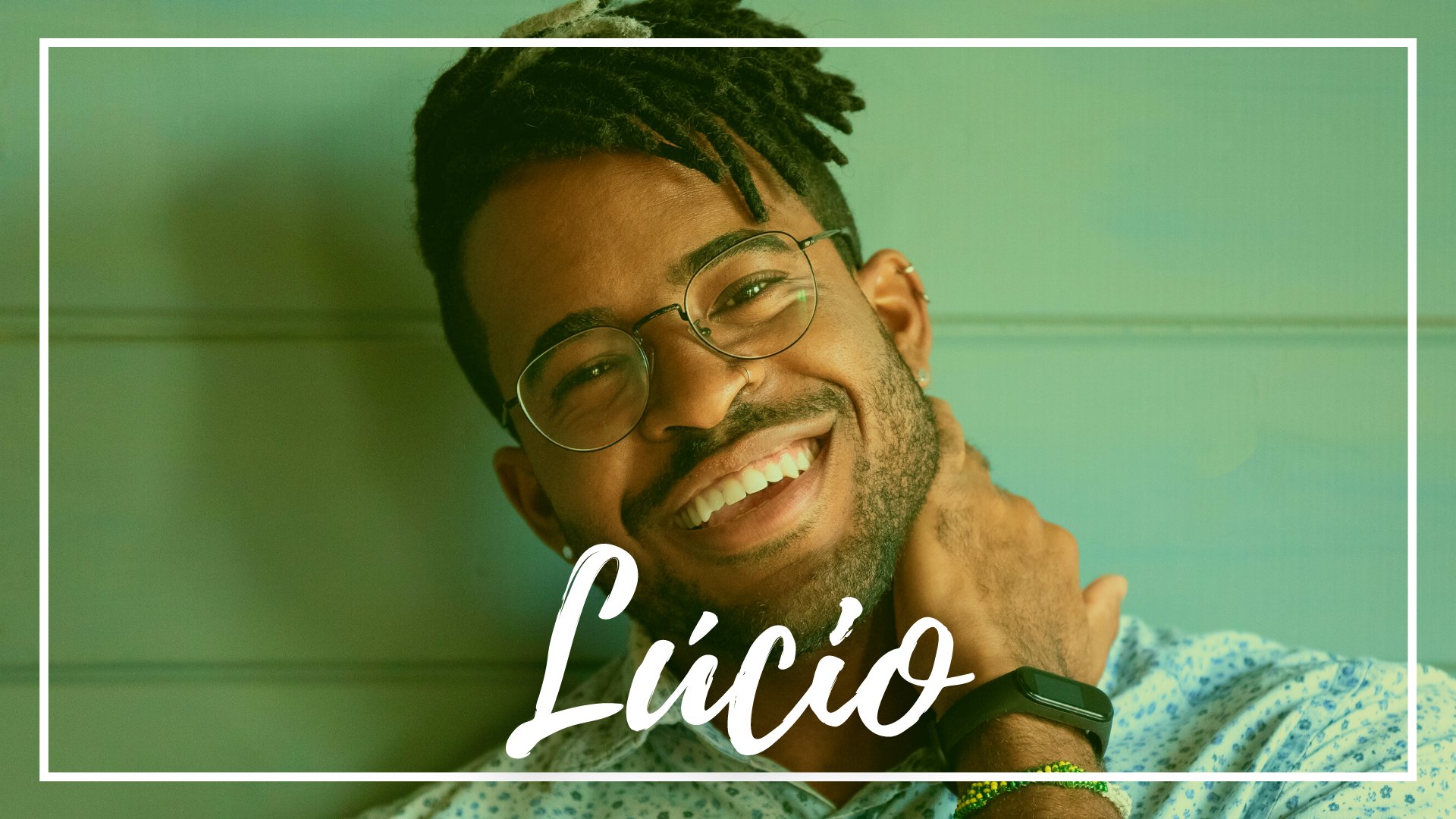 aleksandrdavydovphotos / Canva / Mensagens Com Amor Um homem negro de dreads sorrindo. Ele coloca a mão esquerda sobre o seu pescoço.