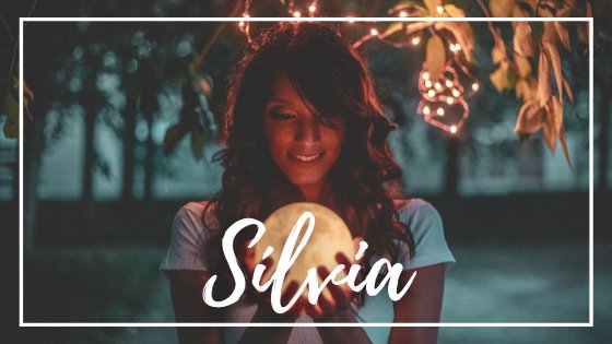 Mensagens Com Amor / Canva Mulher segurando uma bola iluminada