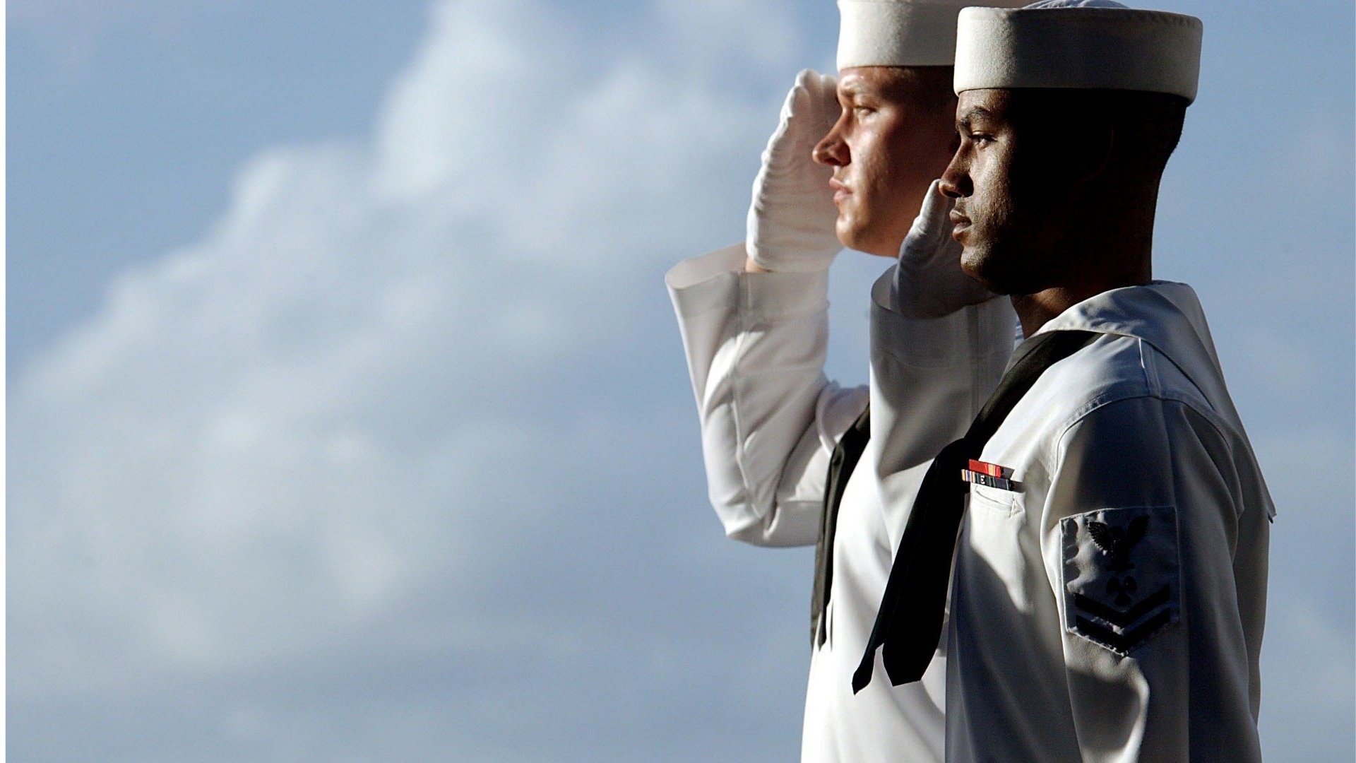 Marinheiros - uniformizados - prestando continência.