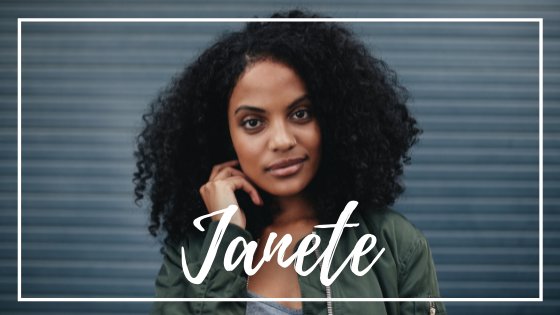 Mensagens Com Amor / Canva Mulher olhando pra foto em um fundo cinza