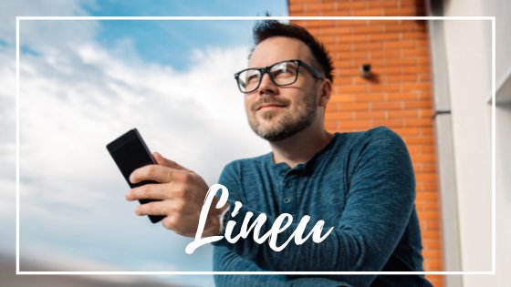 Mensagens Com Amor / Canva Homem de óculos rindo e olhando para frente segurando um celular