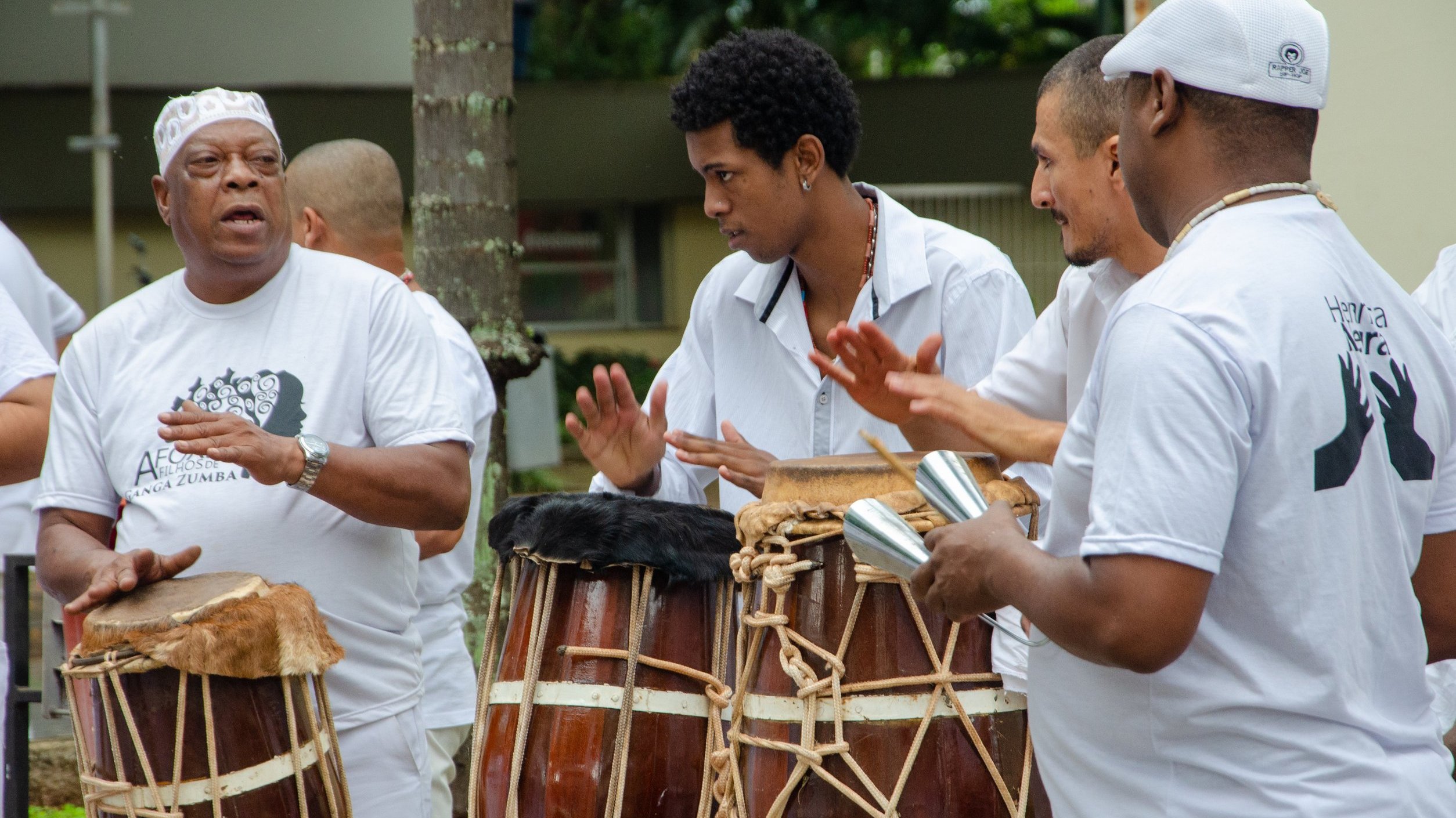 Pessoas praticando uma das culturas Umbandas: tocar