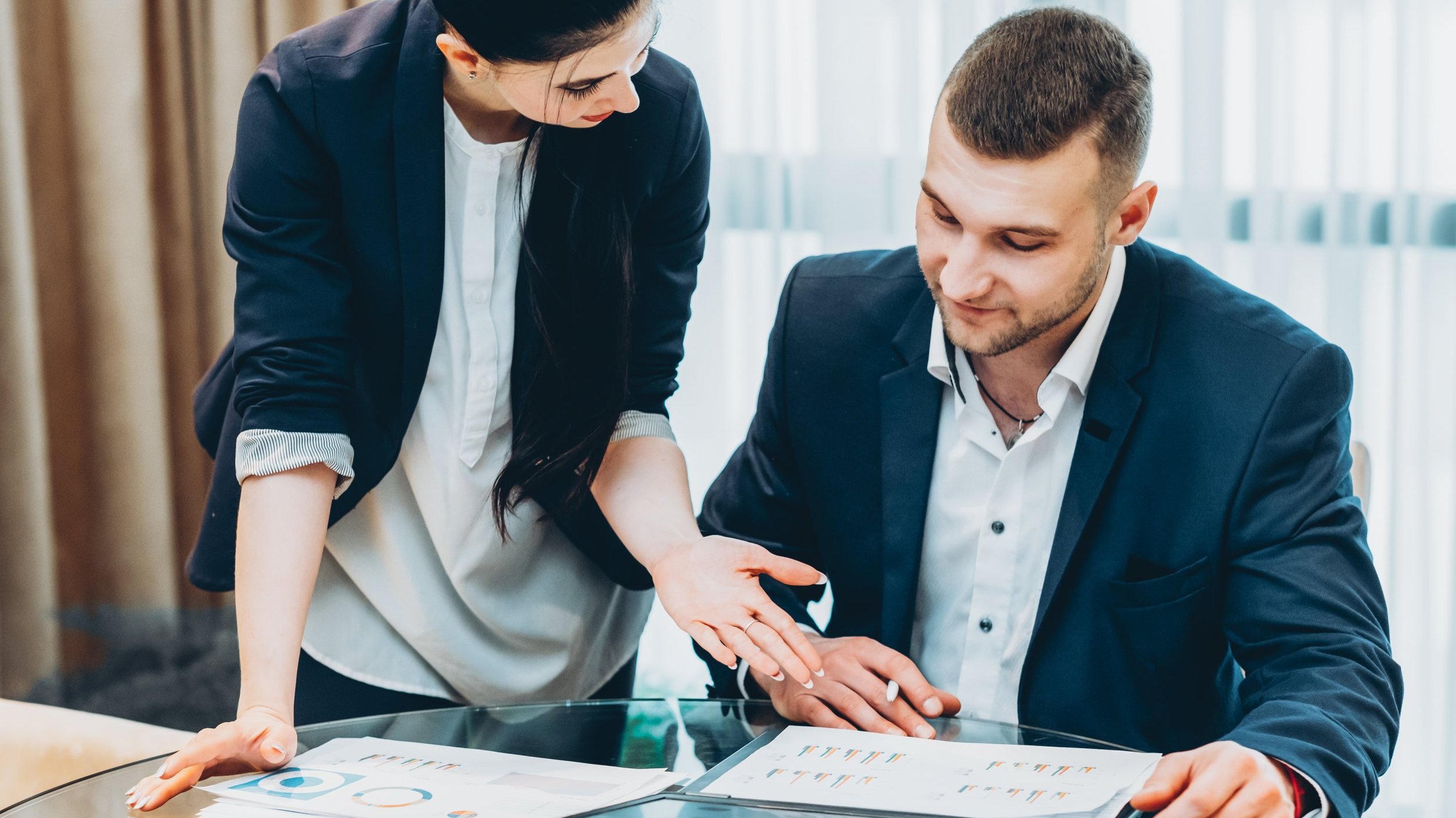 Homem e mulher interagindo num ambiente de trabalho