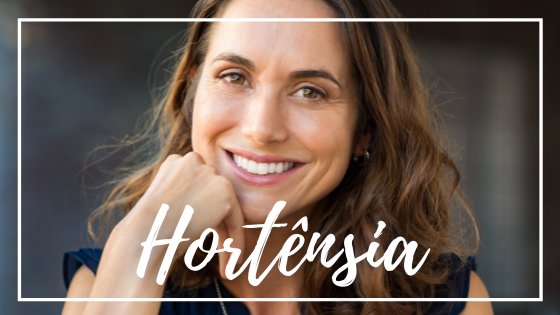 Mensagens Com Amor / Canva Mulher sorrindo com a mão no queixo