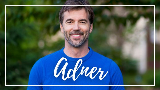 Mensagens Com Amor / Canva Homem sorrindo para a foto