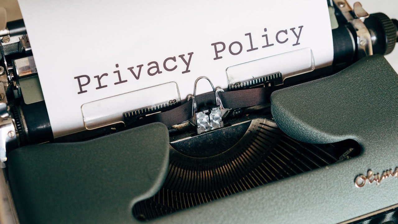 Markus Winkler / Pexels Máquina datilográfica com papel escrito política de privacidade em inglês