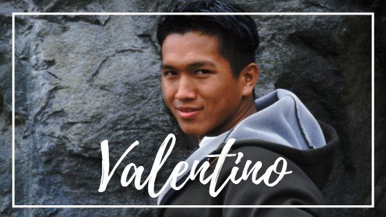 Mensagens Com Amor / Canva Homem sorrindo de lado para a foto