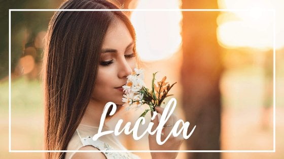 Mensagens Com Amor / Canva Mulher cheirando uma flor