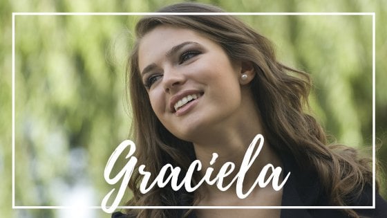 Mensagens Com Amor / Canva Mulher sorrindo e olhando pro lado