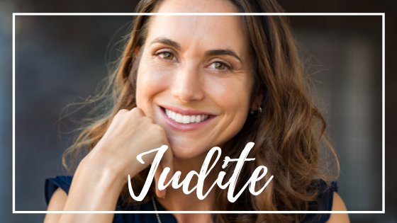 Mensagens Com Amor / Canva Mulher com a mão no queixo sorrindo para a foto