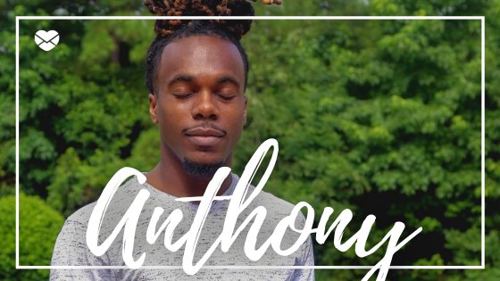 Jowanna Daley / Pixabay / Mensagens com Amor / Canva Pro Foto de homem negro de olhos fechados no meio de plantas, com escrito