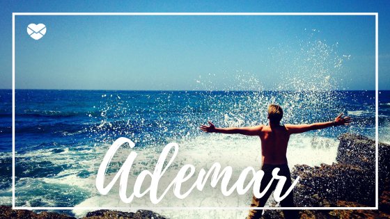 Pexels/pixabay Homem de frente para o mar e de costas para a fotografia, de braços abertos enquanto as ondas batem nas pedras