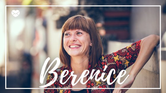 Mensagens Com Amor / Canva Mulher apoiada na parede sorrindo