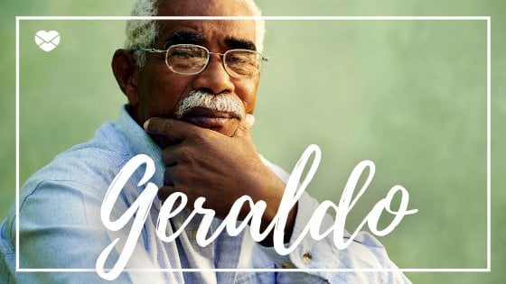 diego_cervo / 123RF / Mensagens Com Amor / Canva Pro Homem idoso negro de barba e bigode brancos com a mão no queixo e um escrito em cima da imagem
