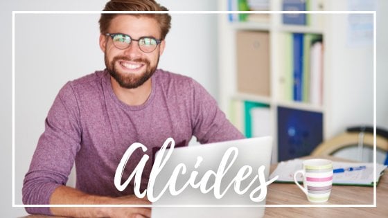 Mensagens Com Amor / Canva Homem sentado com computador