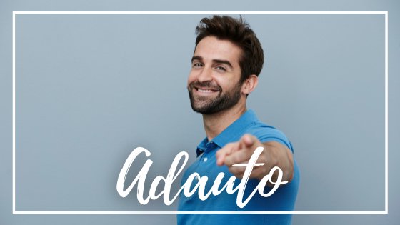 Mensagens Com Amor / Canva Homem em fundo branco sorrindo e apontando pra foto