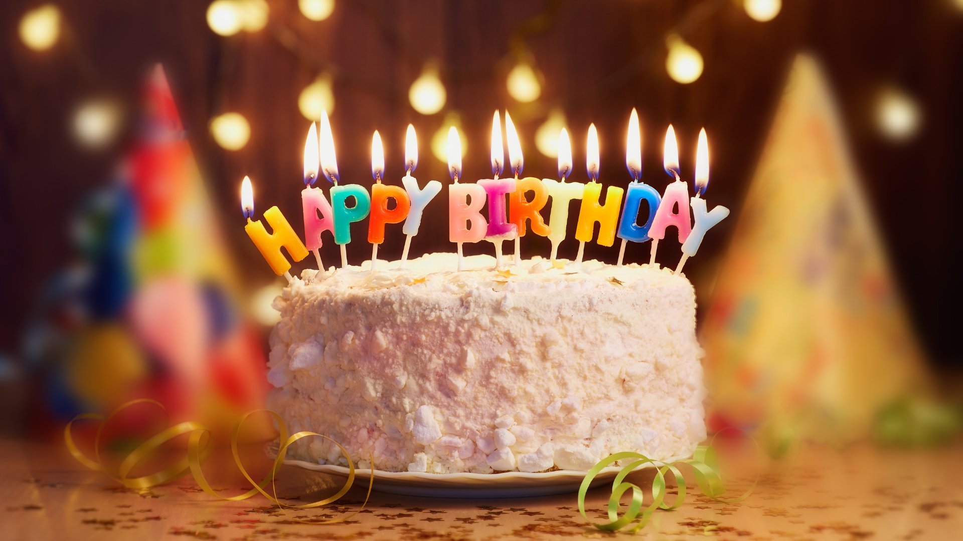 Um bolo de aniversário com a frase happy birthday posto em cima dele.