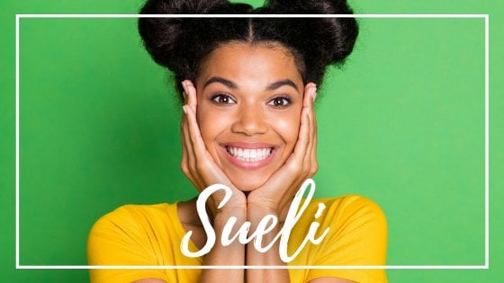 deagreez / 123RF / Mensagens com Amor / Canva Pro Mulher negra sorrindo com as mãos no queixo e escrito