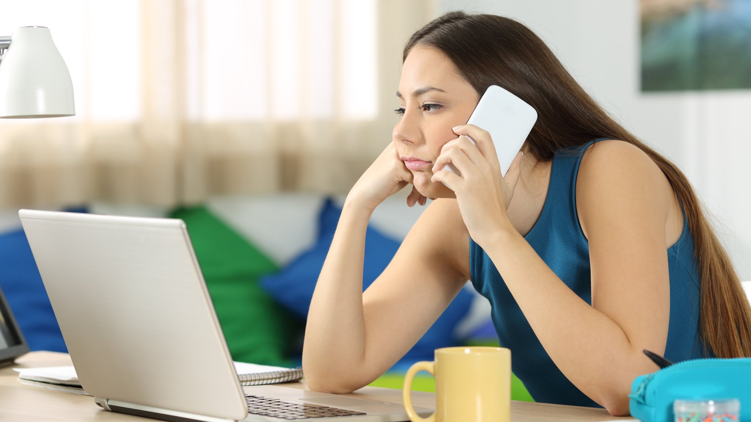 Mulher entediada numa ligação celular