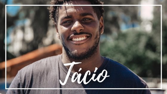 Elizeu Dias/unsplash homem olhando para a câmera e sorrindo