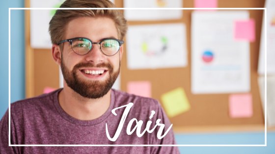 Homem de óculos sorrindo para a foto