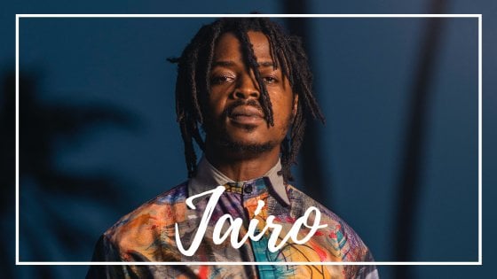 Nathaniel Tetteh/unsplash homem de dreads com camisa estampada olhando para a câmera