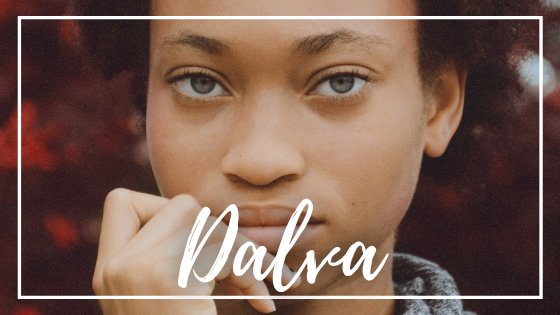 Prince Akachi / Mensagens Com Amor / Canva mulher com a a mão próxima a boca olhando profundamente para a câmera
