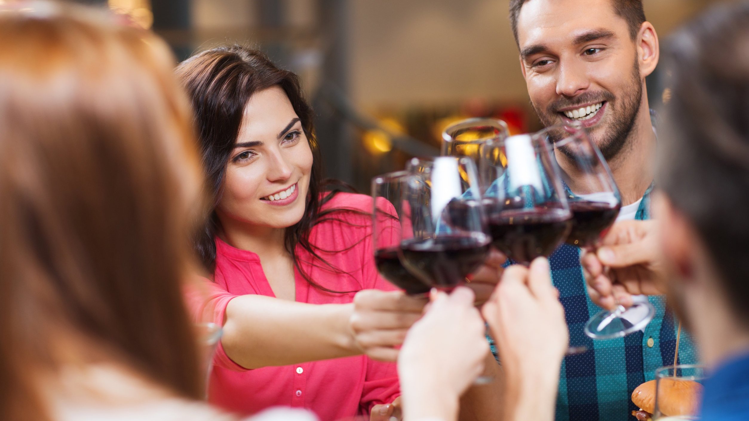 Amigos brindando um vinho