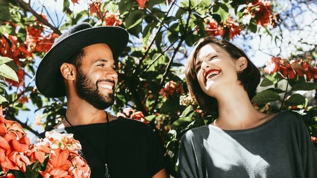 Matheus Ferrero/unsplash Uma mulher e um homem rindo juntos