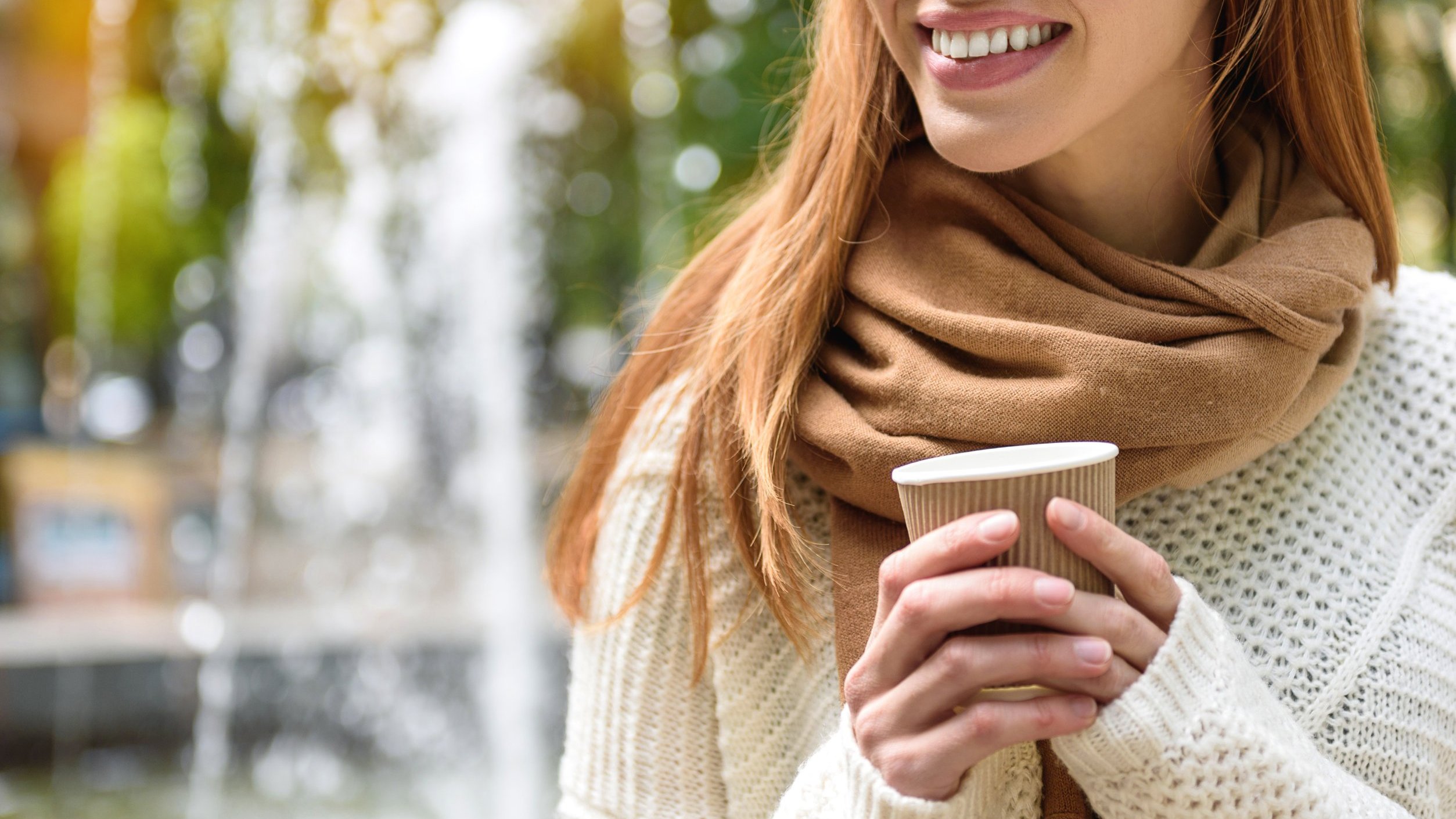 Mulher branca com roupas de frio