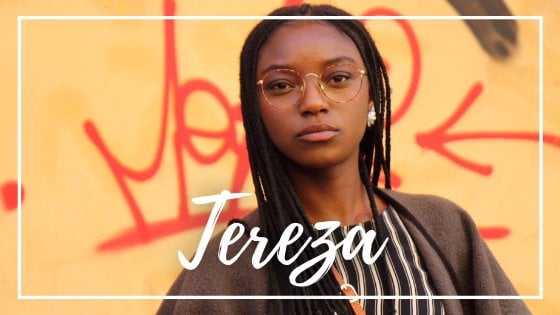 Etty Fidele / unsplash / Mensagens com Amor / Canva Pro mulher de trança e óculos olhando para a câmera