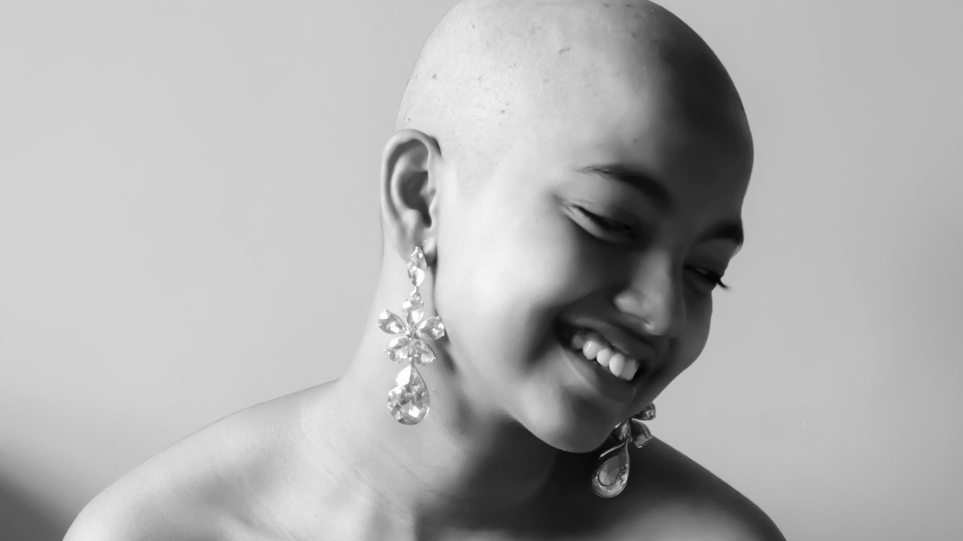 mulher careca sorrindo