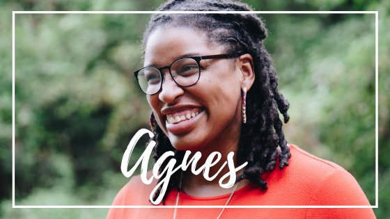 unsplash / Eye for Ebony / Mensagens Com Amor / Canva mulher sorrindo de óculos