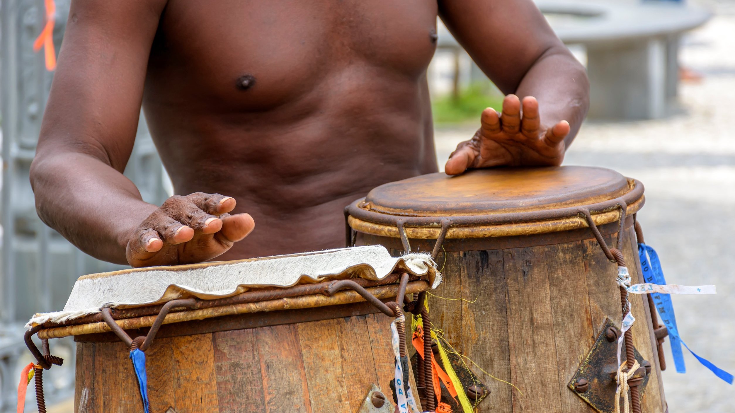 Homem negro tocando tambores