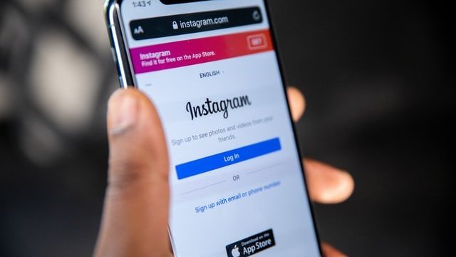 Pessoa segurando o celular com o Instagram aberto