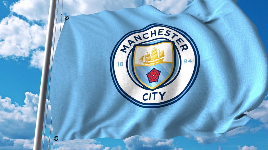 Bandeira do Manchester City voando em um céu azul