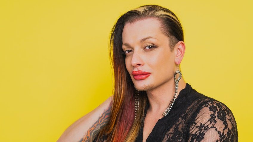 Mulher transexual em um fundo amarelo