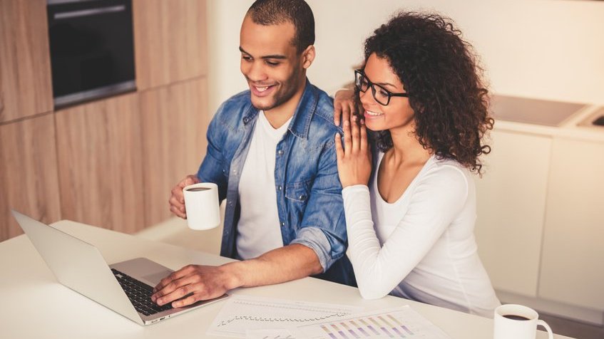 Casal mexendo no computador