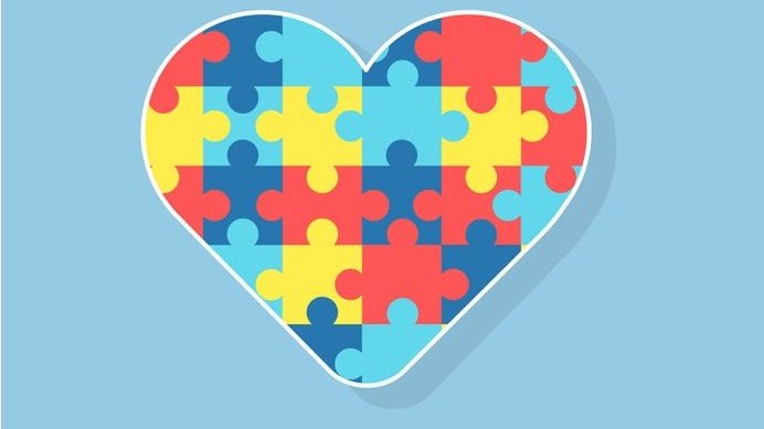 Coração quebra-cabeça símbolo do autismo, em um fundo azul